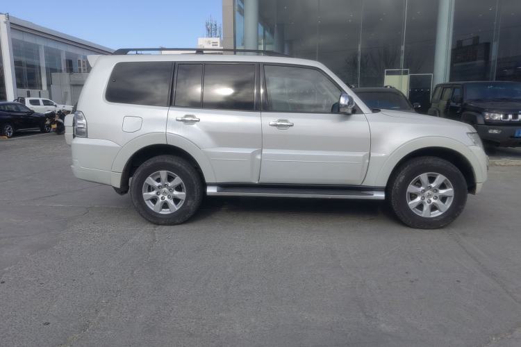 Used Mitsubishi Pajero 2014 3.0L Elite Upgrade Edition Exterior 2