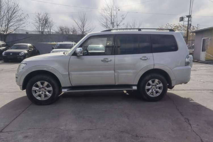 Used Mitsubishi Pajero 2014 3.0L Elite Upgrade Edition Exterior 5