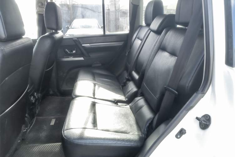 Used Mitsubishi Pajero 2014 3.0L Elite Upgrade Edition Interior 1