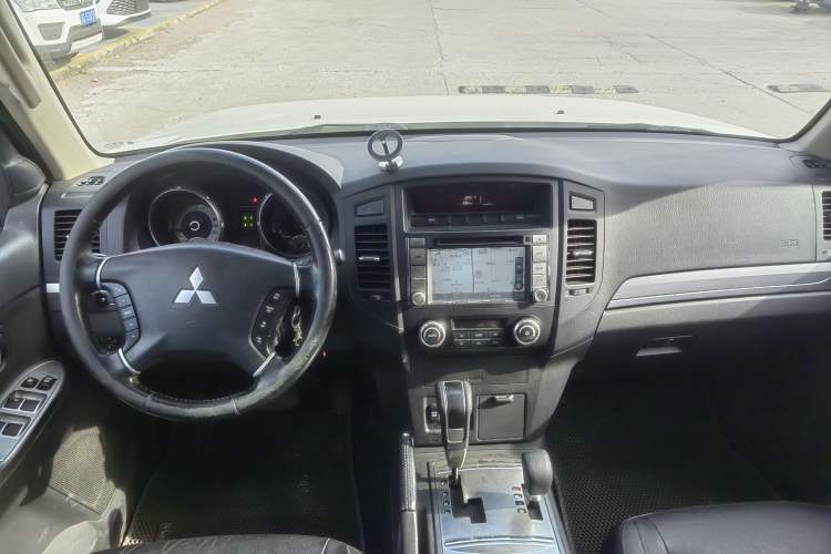 Used Mitsubishi Pajero 2014 3.0L Elite Upgrade Edition Interior 2