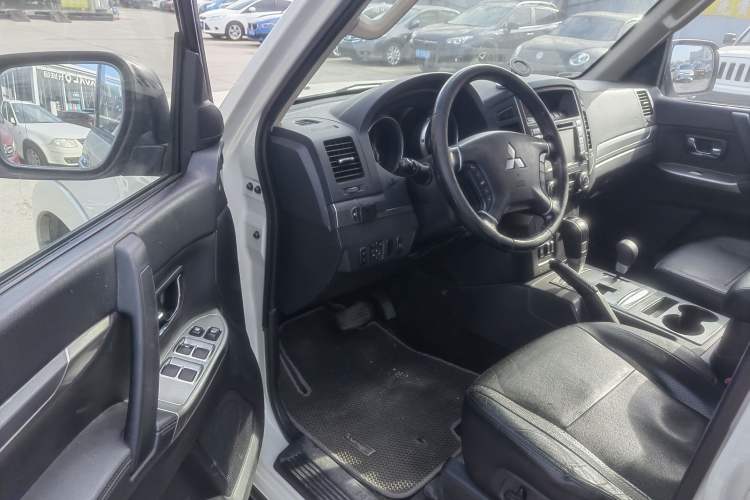 Used Mitsubishi Pajero 2014 3.0L Elite Upgrade Edition Interior 3