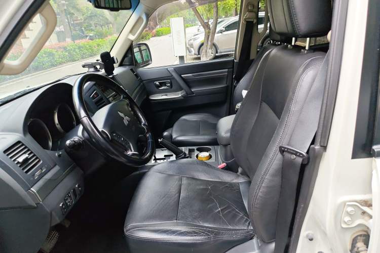 Used Mitsubishi Pajero 2014 3.0L Elite Upgrade Edition Left Front Seat