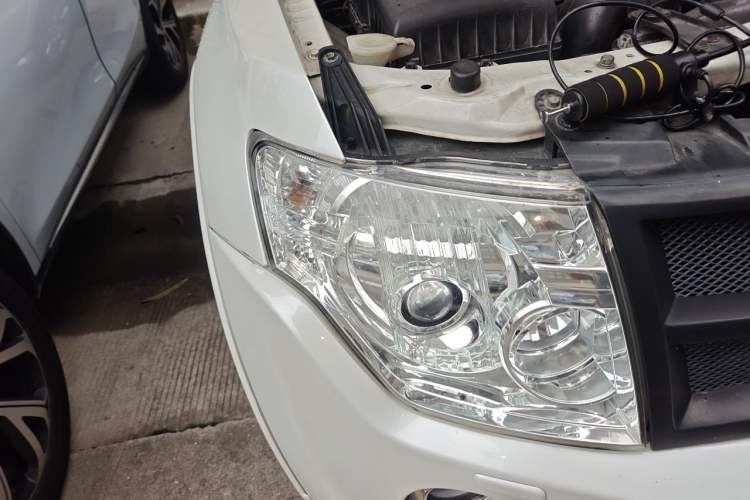 Used Mitsubishi Pajero 2014 3.0L Elite Upgrade Edition Right Front Headlight
