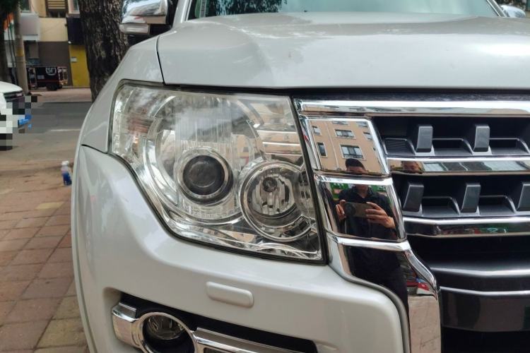 Used Mitsubishi Pajero 2014 3.0L Elite Edition Right Front Headlight