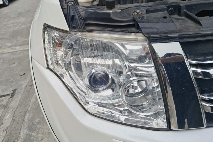 Used Mitsubishi Pajero 2014 3.0L Elite Upgrade Edition Right Front Headlight