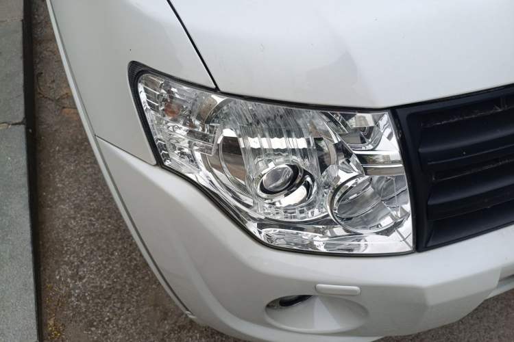 Used Mitsubishi Pajero 2014 3.0L Luxury Edition Right Front Headlight