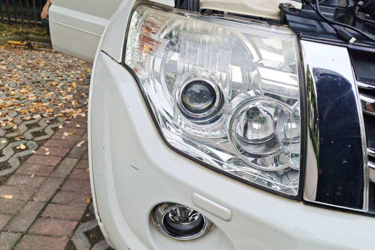 Used Mitsubishi Pajero 2014 3.0L Elite Upgrade Edition Right Front Headlight
