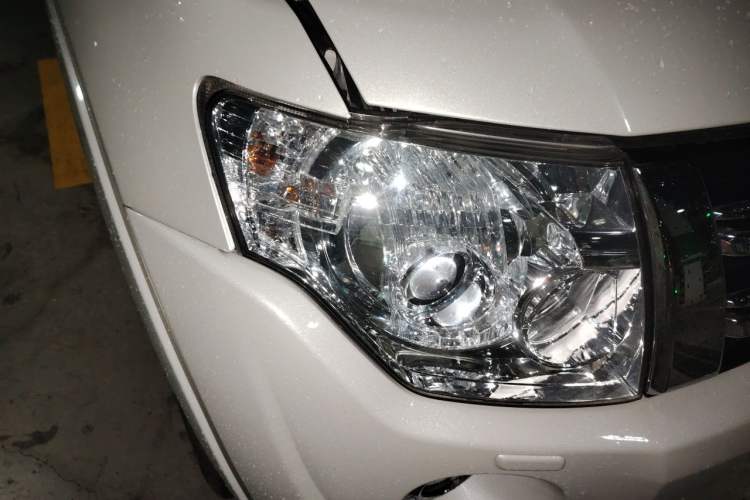 Used Mitsubishi Pajero 2014 3.0L Elite Upgrade Edition Right Front Headlight