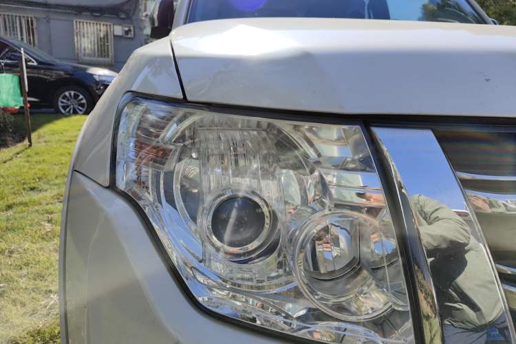 Used Mitsubishi Pajero 2014 3.0L Elite Upgrade Edition Right Front Headlight