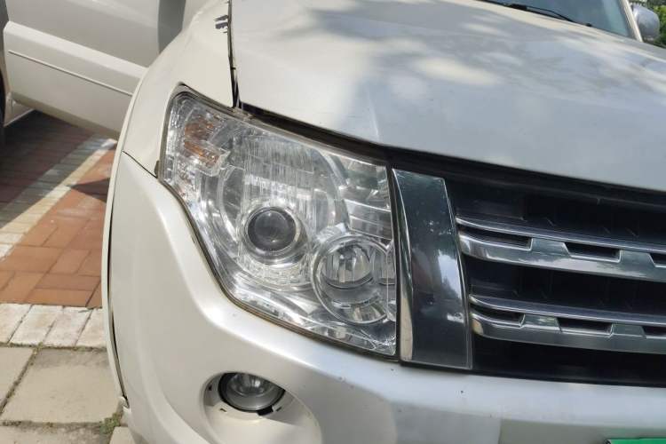 Used Mitsubishi Pajero 2014 3.0L Elite Upgrade Edition Right Front Headlight