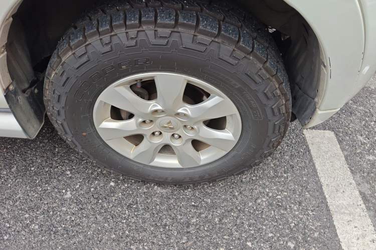 Used Mitsubishi Pajero 2014 3.0L Elite Upgrade Edition Right Front Wheel Hub