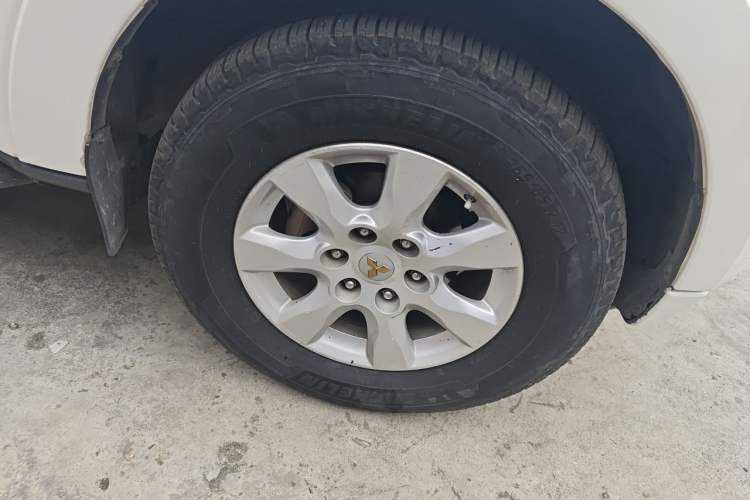 Used Mitsubishi Pajero 2014 3.0L Elite Upgrade Edition Right Front Wheel Hub