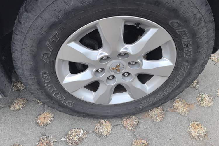 Used Mitsubishi Pajero 2014 3.0L Elite Upgrade Edition Right Front Wheel Hub
