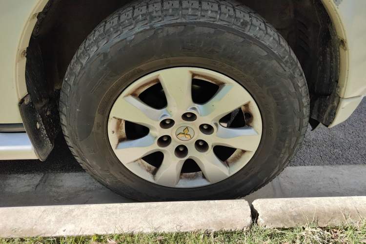 Used Mitsubishi Pajero 2014 3.0L Elite Upgrade Edition Right Front Wheel Hub