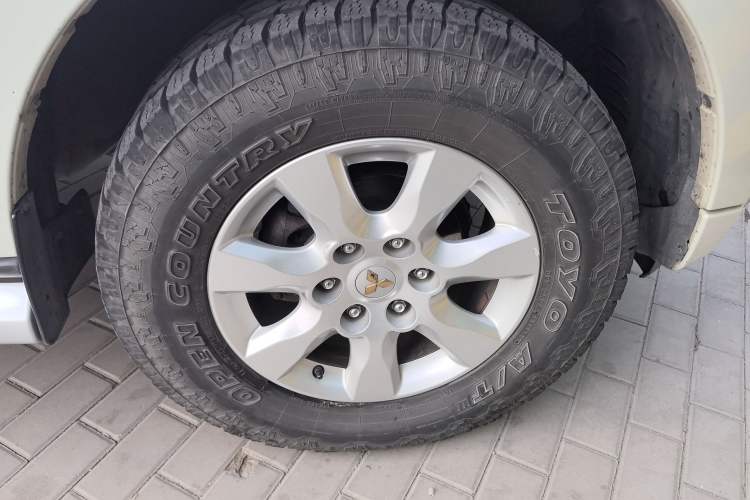 Used Mitsubishi Pajero 2014 3.0L Elite Upgrade Edition Right Front Wheel Hub