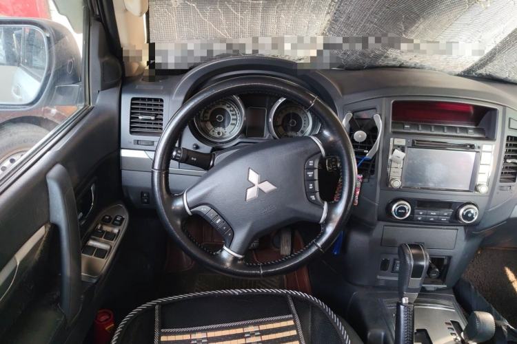 Used Mitsubishi Pajero 2014 3.0L Luxury Edition Steering Wheel
