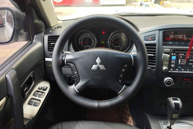 Used Mitsubishi Pajero 2014 3.0L Elite Edition Steering Wheel