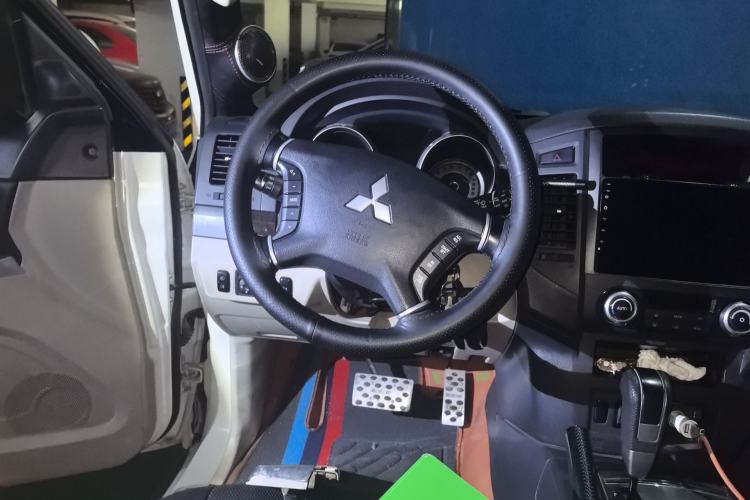 Used Mitsubishi Pajero 2014 3.0L Luxury Edition Steering Wheel