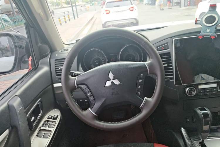 Used Mitsubishi Pajero 2014 3.0L Elite Upgrade Edition Steering Wheel