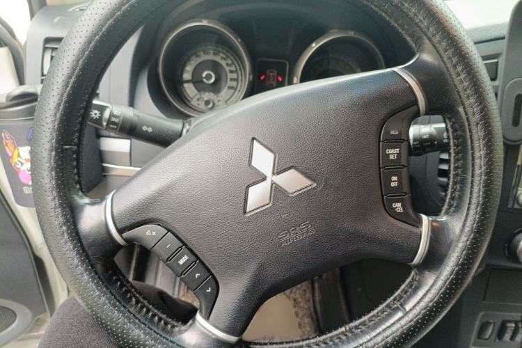 Used Mitsubishi Pajero 2014 3.0L Luxury Edition Steering Wheel