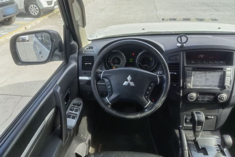 Used Mitsubishi Pajero 2014 3.0L Elite Upgrade Edition Steering Wheel
