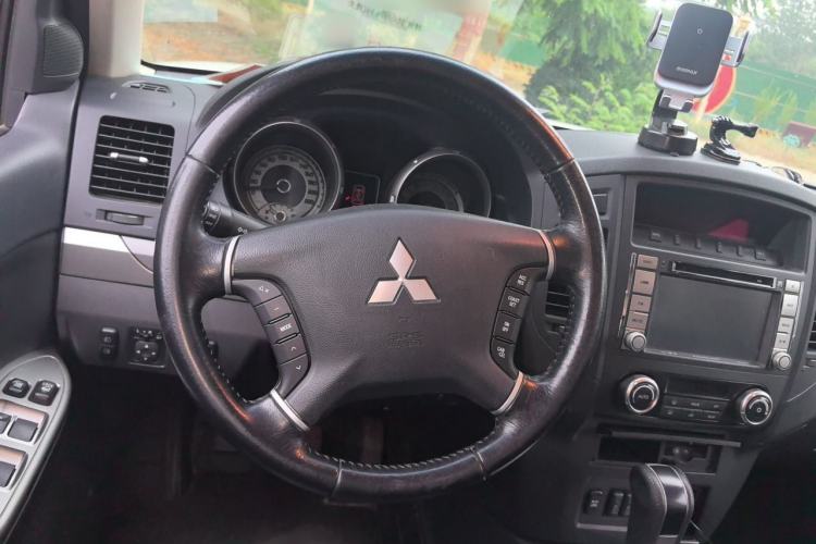 Used Mitsubishi Pajero 2014 3.0L Elite Upgrade Edition Steering Wheel