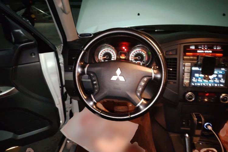 Used Mitsubishi Pajero 2014 3.0L Elite Upgrade Edition Steering Wheel