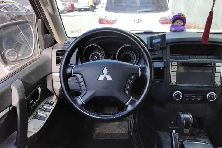 Used Mitsubishi Pajero 2014 3.0L Elite Upgrade Edition Steering Wheel