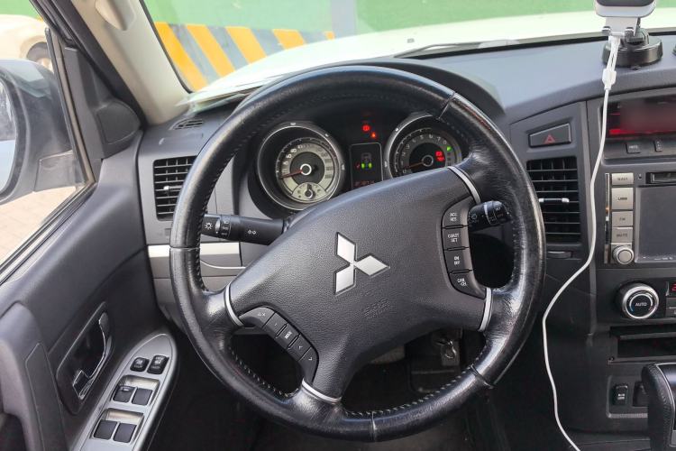 Used Mitsubishi Pajero 2014 3.0L Elite Upgrade Edition Steering Wheel