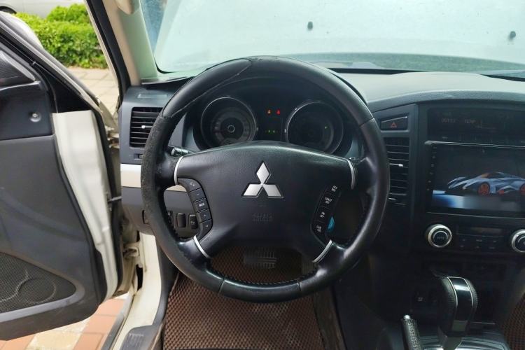 Used Mitsubishi Pajero 2014 3.0L Elite Upgrade Edition Steering Wheel