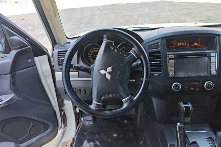 Used Mitsubishi Pajero 2014 3.0L Luxury Edition Steering Wheel