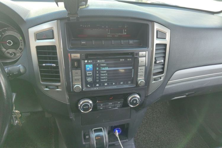 Used Mitsubishi Pajero 2015 3.0L Automatic Elite Overdrive Version China IV Standard Audio And AC Panel