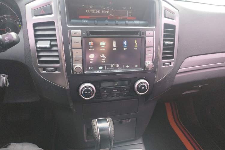 Used Mitsubishi Pajero 2015 3.0L Automatic Luxury Version China IV Standard Audio And AC Panel