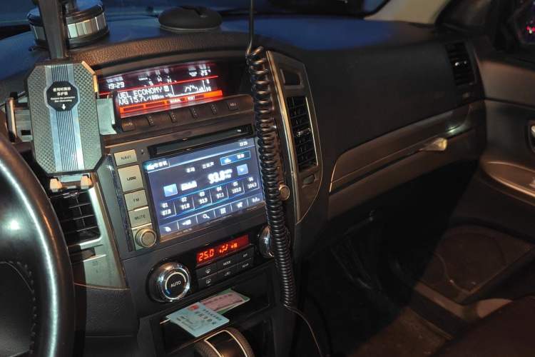 Used Mitsubishi Pajero 2015 3.0L Automatic Elite Overdrive Version China IV Standard Audio And AC Panel