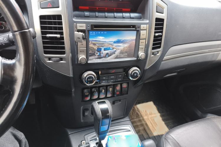 Used Mitsubishi Pajero 2015 3.0L Automatic Elite Plus Version China V Standard Audio And AC Panel