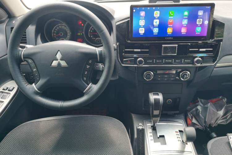 Used Mitsubishi Pajero 2015 3.0L Automatic Luxury Version China V Standard Audio And AC Panel
