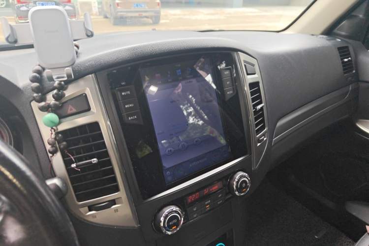 Used Mitsubishi Pajero 2015 3.0L Automatic Elite Overdrive Version China IV Standard Audio And AC Panel