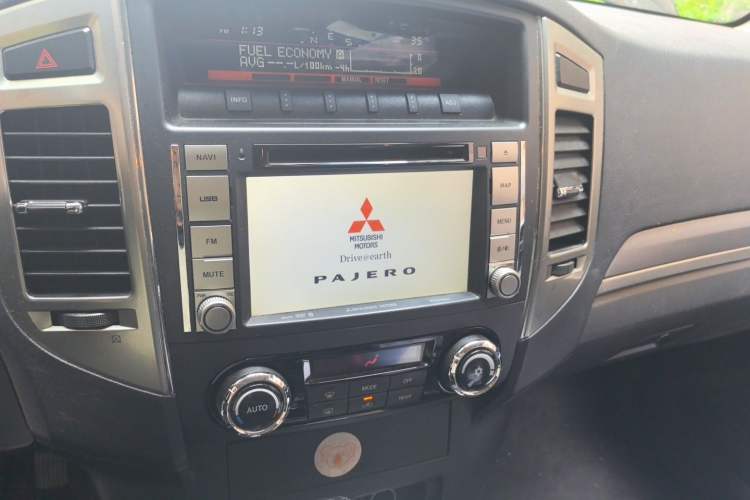 Used Mitsubishi Pajero 2015 3.0L Automatic Elite Edition China V Standard Audio And AC Panel