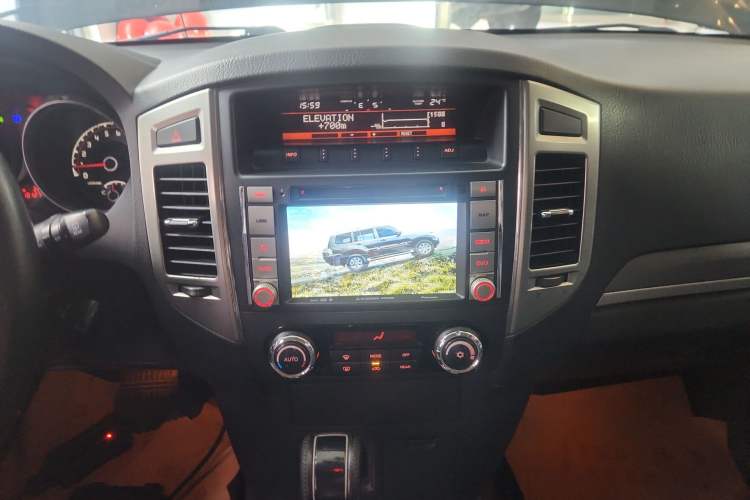 Used Mitsubishi Pajero 2015 3.0L Automatic Elite Plus Version China V Standard Audio And AC Panel