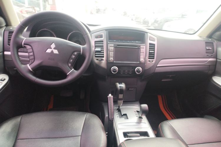 Used Mitsubishi Pajero 2015 3.0L Automatic Luxury Version China IV Standard Center Console