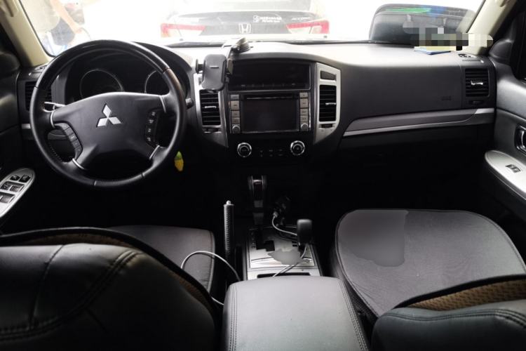 Used Mitsubishi Pajero 2015 3.0L Automatic Luxury Version China V Standard Center Console