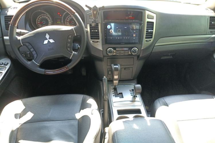 Used Mitsubishi Pajero 2015 3.0L Automatic Elite Plus Version China V Standard Center Console