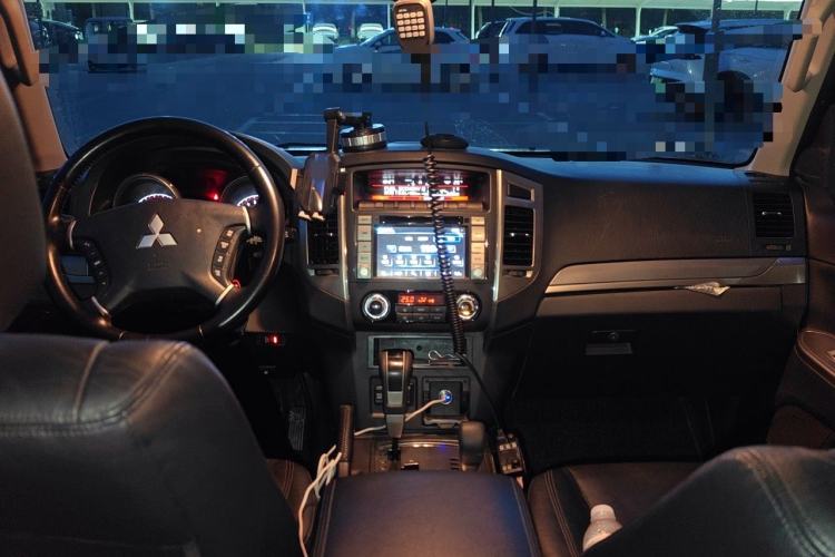 Used Mitsubishi Pajero 2015 3.0L Automatic Elite Overdrive Version China IV Standard Center Console