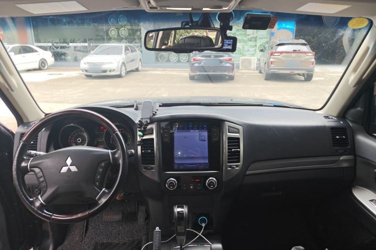 Used Mitsubishi Pajero 2015 3.0L Automatic Elite Overdrive Version China IV Standard Center Console