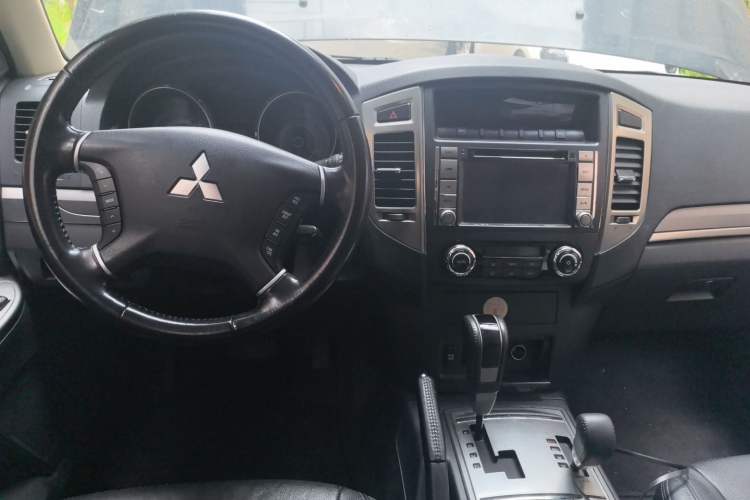 Used Mitsubishi Pajero 2015 3.0L Automatic Elite Edition China V Standard Center Console