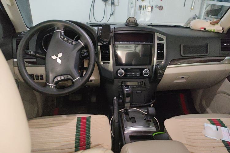 Used Mitsubishi Pajero 2015 3.0L Automatic Elite Overdrive Version China IV Standard Center Console