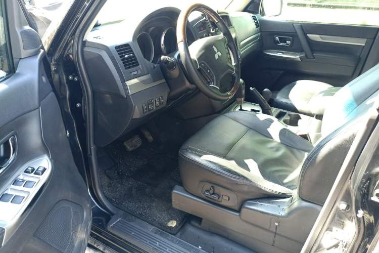Used Mitsubishi Pajero 2015 3.0L Automatic Elite Plus Version China V Standard Driver Seat