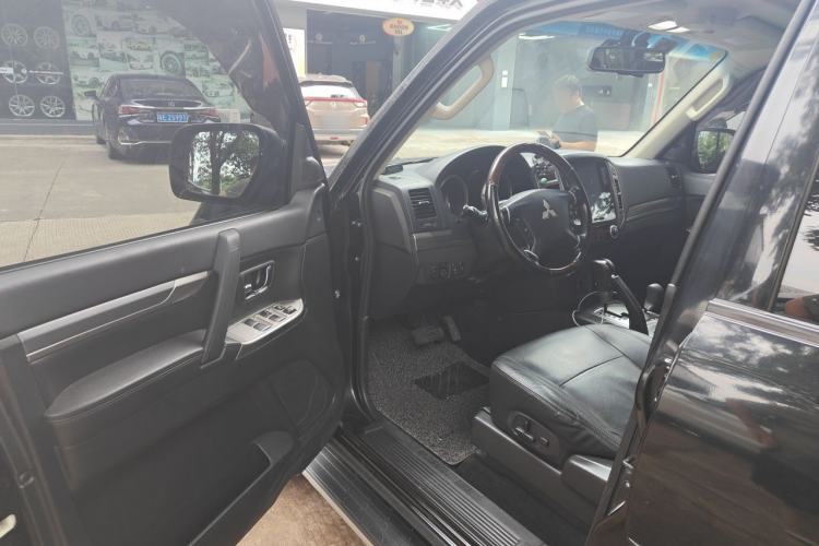 Used Mitsubishi Pajero 2015 3.0L Automatic Elite Overdrive Version China IV Standard Driver Seat
