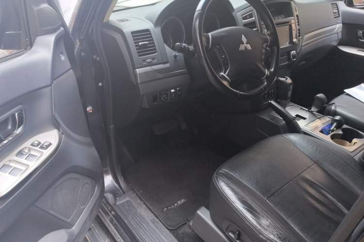 Used Mitsubishi Pajero 2015 3.0L Automatic Elite Edition China V Standard Driver Seat