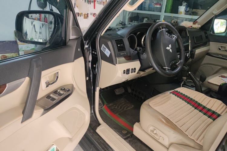 Used Mitsubishi Pajero 2015 3.0L Automatic Elite Overdrive Version China IV Standard Driver Seat
